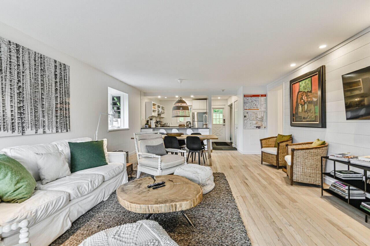 Spacious 2 BDR with Lake & Mountain Views!