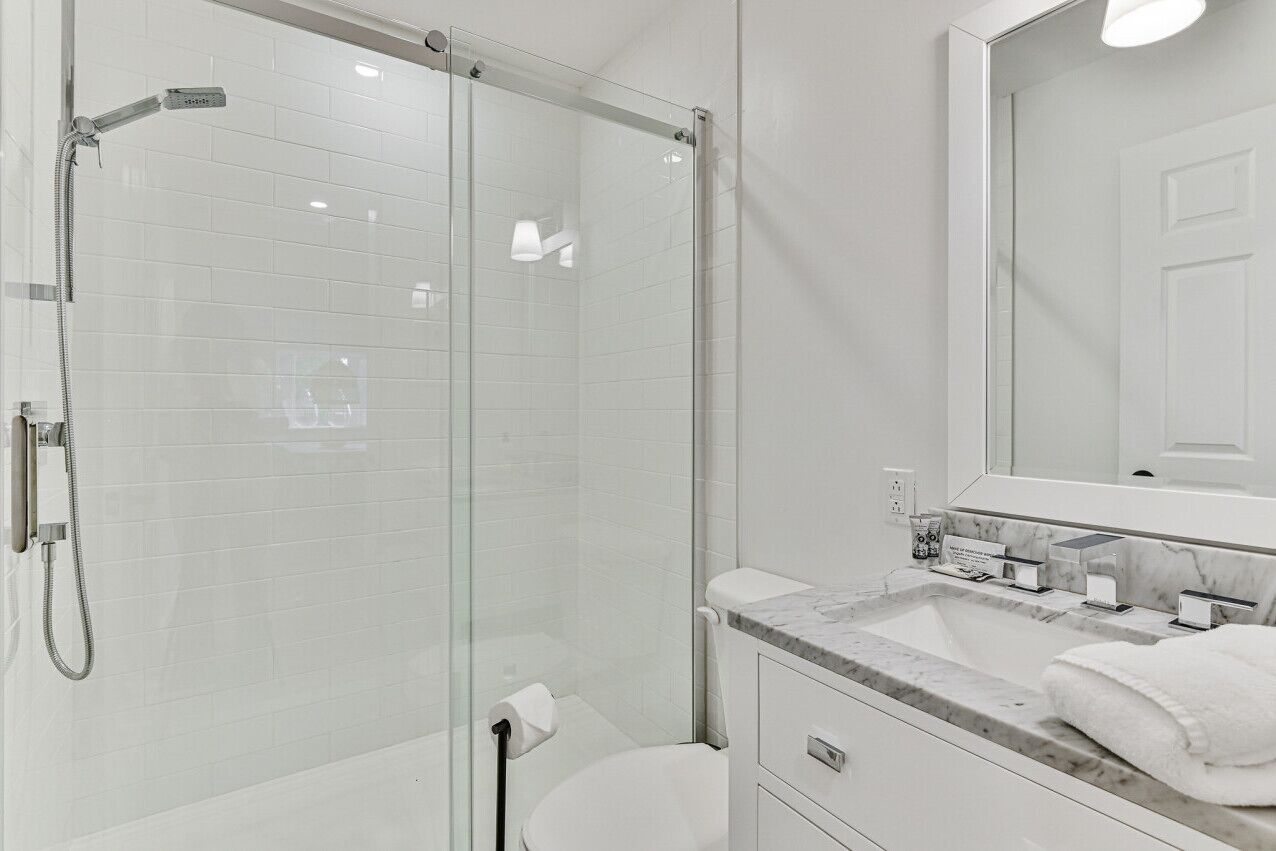 Spacious 2 BDR with Lake & Mountain Views!