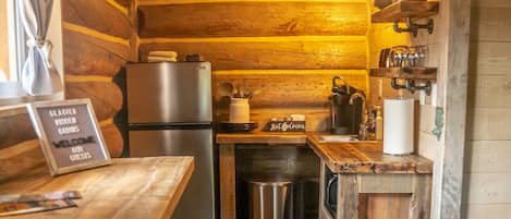 Kylskåp, mikrovågsugn, kaffe- och tebryggare och brödrost