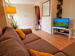 Smart TV, DVD player - Dan Y Coed (Glynneath)