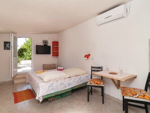House | 4 bedrooms - Holiday Home Blossom - Four Bedroom Holiday Home With Outdoor Pool and Jacuzzi - (Supetar)