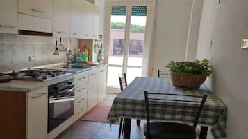 Fridge, stovetop, coffee/tea maker, electric kettle