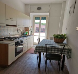 Refrigerador, parrilla de estufa, cafetera y tetera y tetera eléctrica