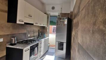 Réfrigérateur, plaque de cuisson, cafetiÚre/bouilloire