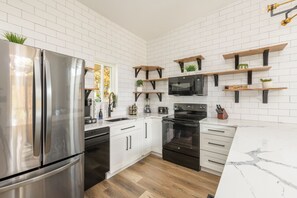 Refrigerador, microondas, horno y parrilla de estufa 