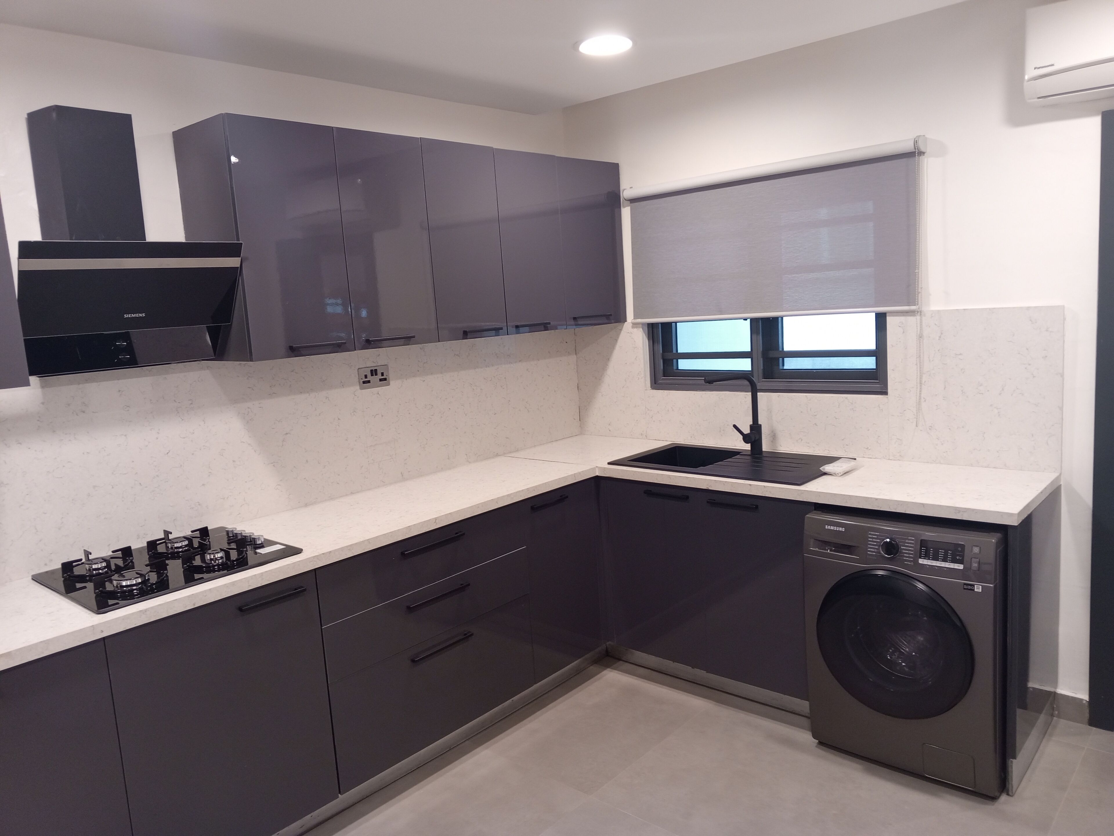 Full-sized fridge, microwave, oven, stovetop