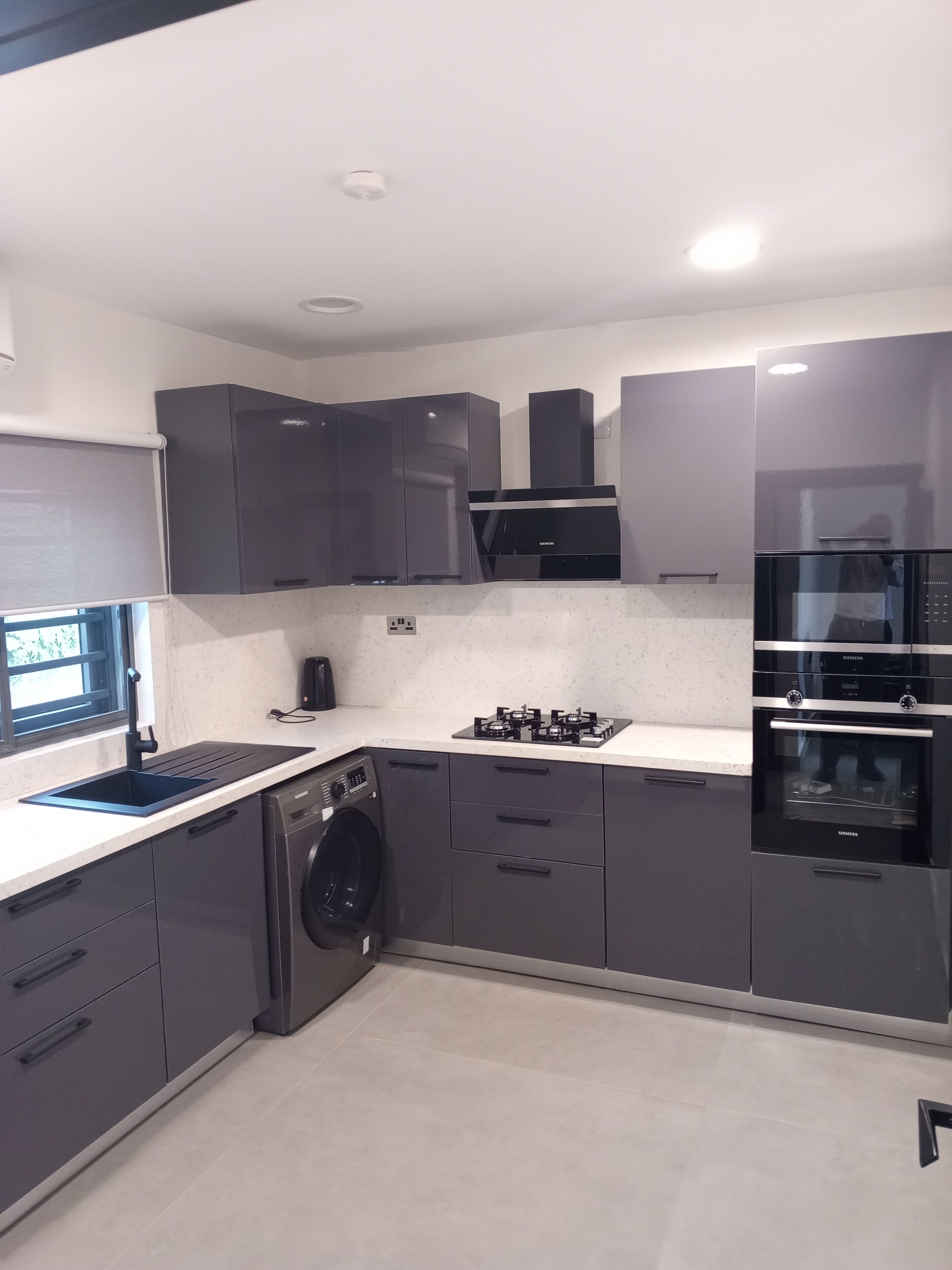 Full-sized fridge, microwave, oven, stovetop