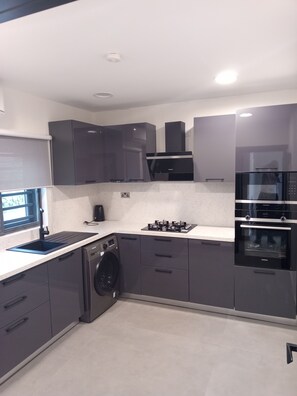 Grand réfrigérateur, micro-ondes, four, plaque de cuisson