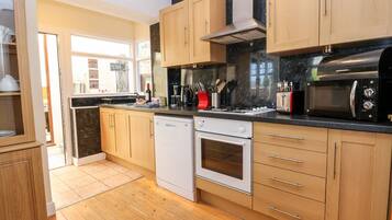 Lave-vaisselle, batterie de cuisine, vaisselle et ustensiles