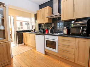 Dishwasher, cookware/dishes/utensils - Haffannedd (Colwyn Bay)