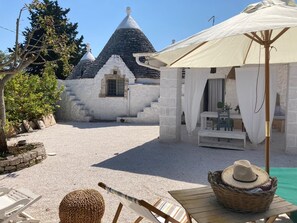Outdoor dining - Trullo Thessa, immersed in Ostuni countryside (Ostuni)