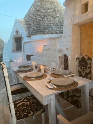 Outdoor dining - Trullo Thessa, immersed in Ostuni countryside (Ostuni)