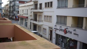 Un edificio de varios pisos con una fachada que dice "Penart".