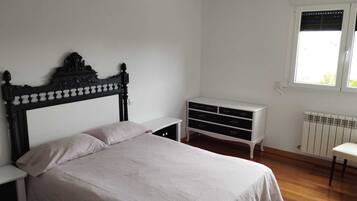 3 bedrooms, bed sheets