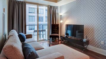 Apartamento conforto | Área de estar | TV de tela plana 32 polegadas com canais a cabo