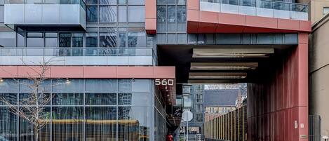 Un bâtiment moderne doté de grandes fenêtres en verre et d’une façade rouge.