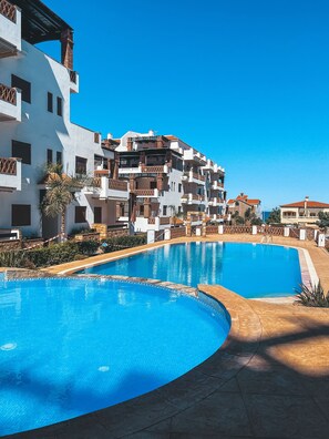 Una piscina al aire libre