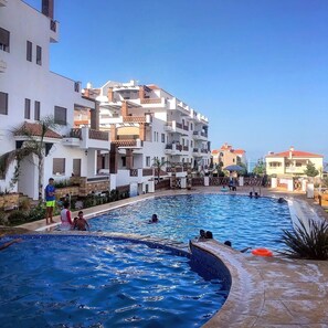 Una piscina al aire libre