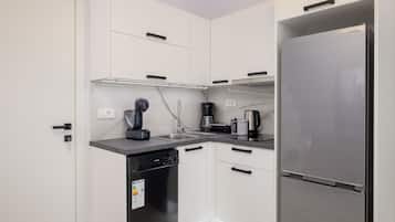 Geladeira grande, cooktop, lava-louças, chaleira elétrica