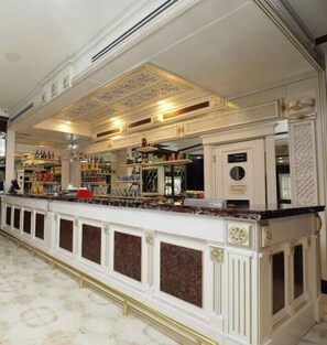 Bar (on property) - Small Single Room in 3* Hotel With Swimming Pool (Bakı)