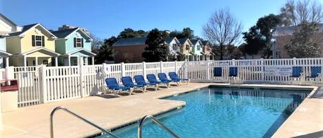 Een buitenzwembad en een verwarmd zwembad