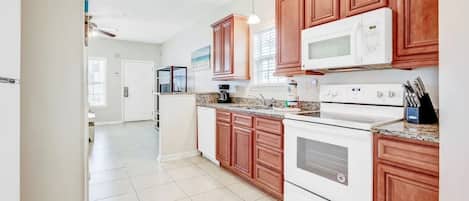Geladeira, micro-ondas, fogão, cooktop