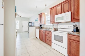 Fridge, microwave, oven, stovetop - Wonderful Cottage by the Soft Sand Beach (Myrtle Beach)
