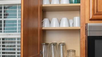 Cafetière/bouilloire, réfrigérateur, micro-ondes, four