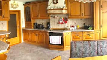 Casa | Cozinha privada | Chaleira elétrica, torradeira, cadeirão de bebê