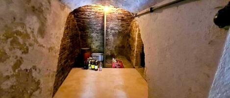 House | 8 bedrooms, individually furnished, iron/ironing board, bed sheets