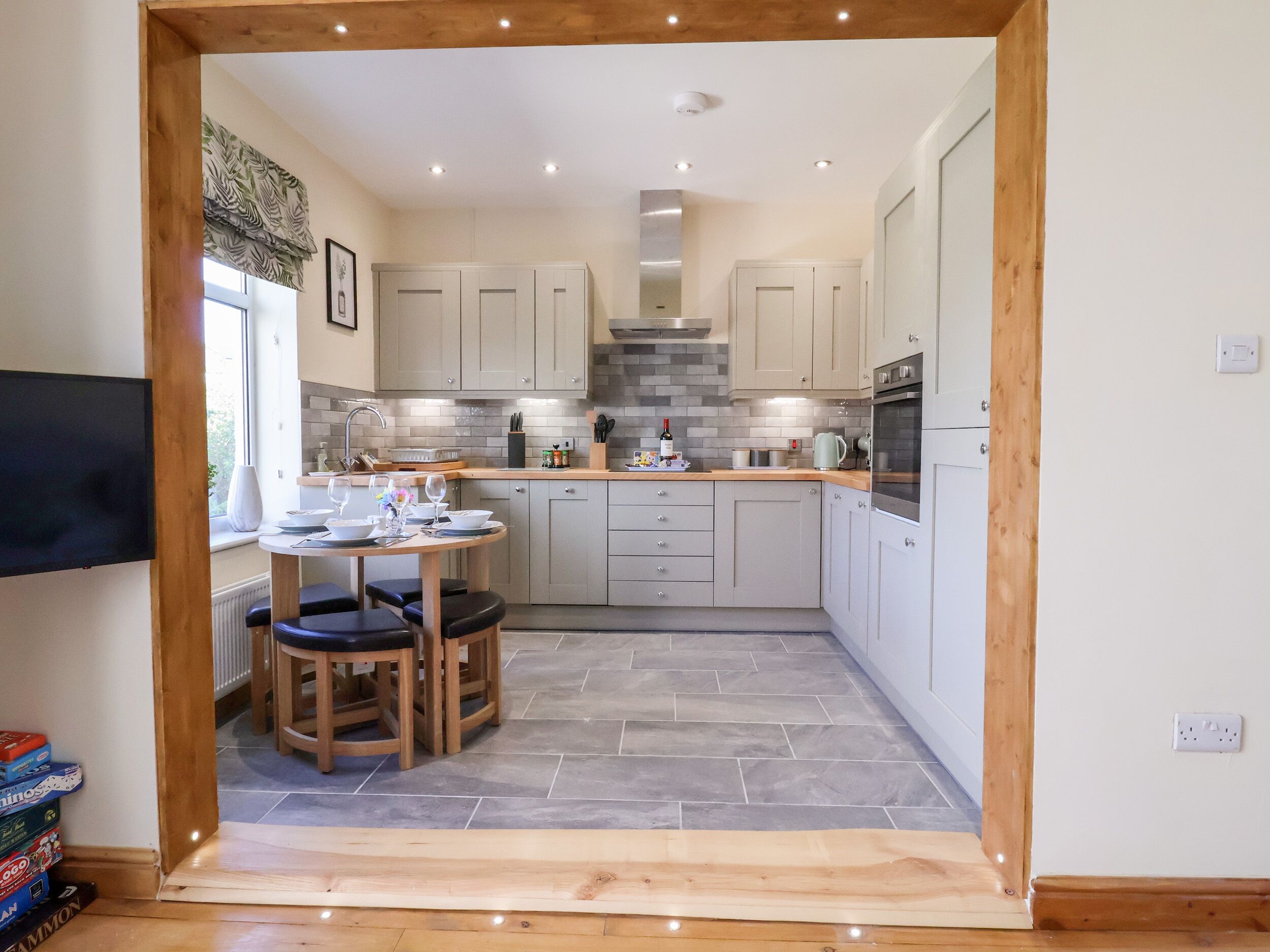 Een koelkast, een vaatwasser, een waterkoker, een broodrooster