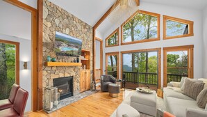 Living area - Exquisite Views- Private Club Access (Yancey County)