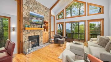 Téléviseur, foyer, table de ping-pong