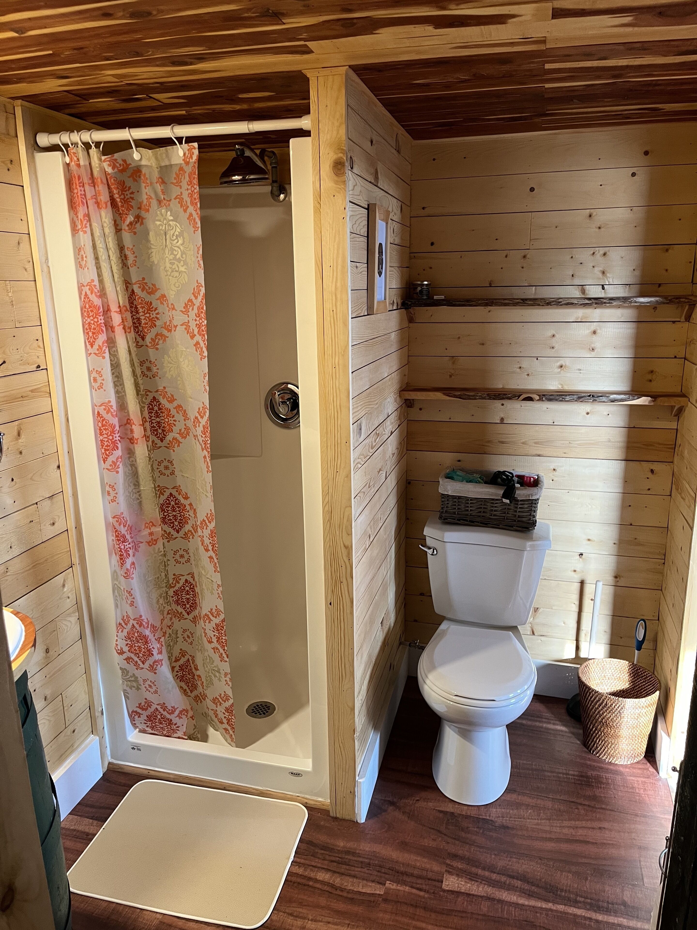 Dusche, Haartrockner, Handtücher, Toilettenpapier