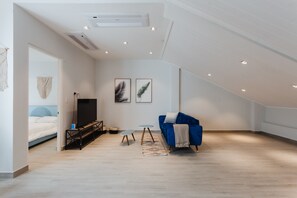 Deluxe Apartment | Living area | 55-inch Smart TV with digital channels, TV - Casa Love 2C (Panama City)