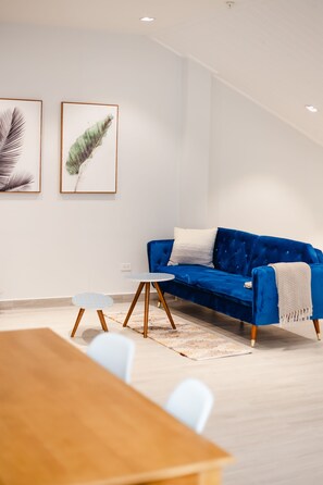Deluxe-Apartment | Wohnbereich | 55-Zoll-Smart-TV mit Digitalempfang, Fernseher