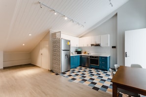 Deluxe Apartment | Private kitchen | Full-size fridge, oven, stovetop, dishwasher