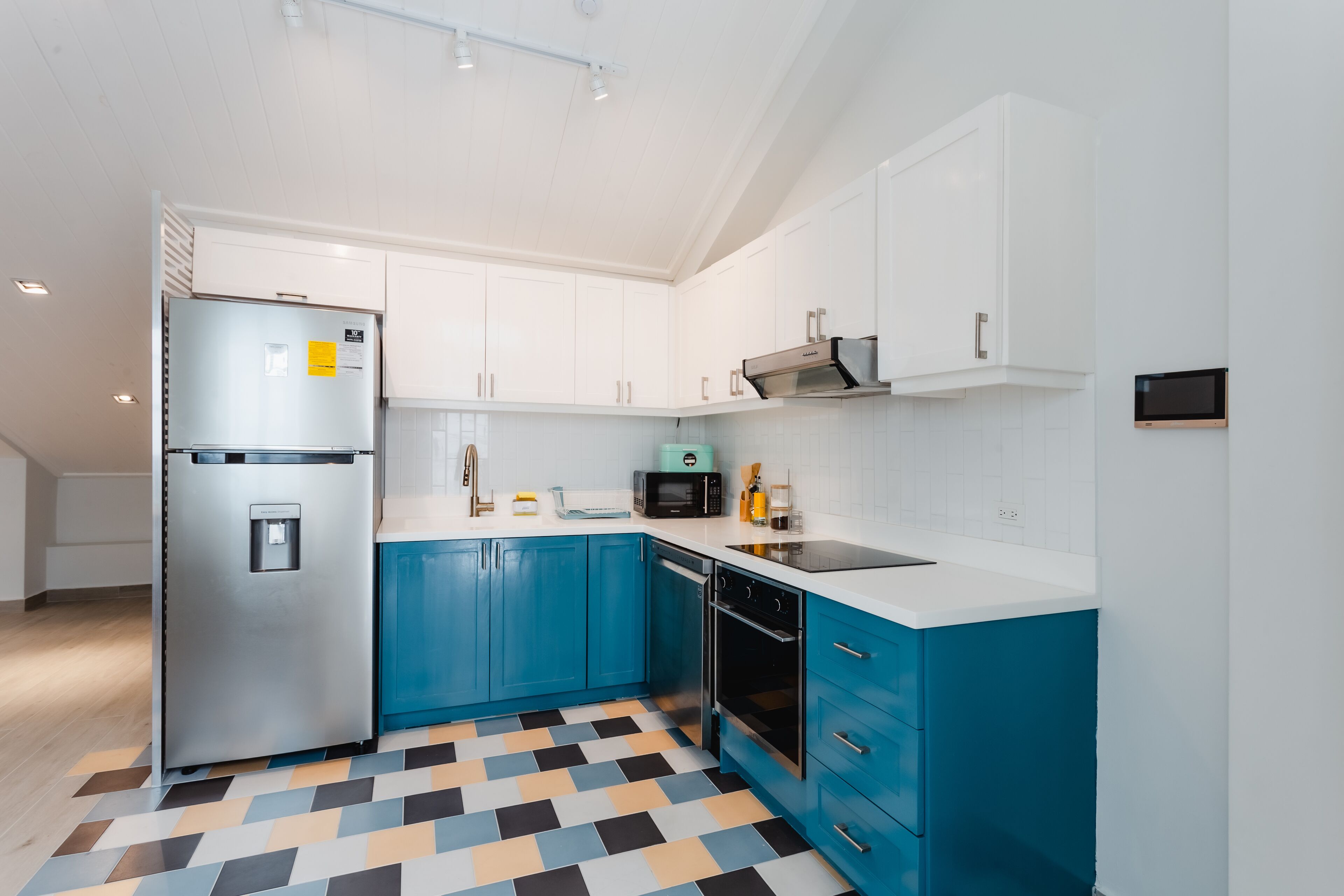 Deluxe Apartment | Private kitchen | Full-size fridge, oven, stovetop, dishwasher
