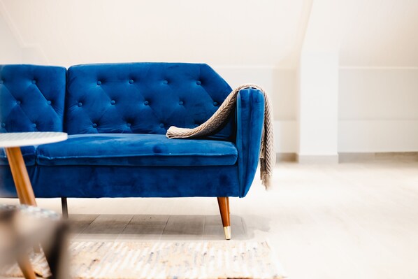 Appartement Deluxe | Aire de séjour | Téléviseur connecté de 55 po avec télévision numérique, téléviseur