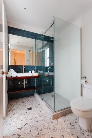Appartement Deluxe | Salle de bain | Douche, douche cascade, séchoir à cheveux