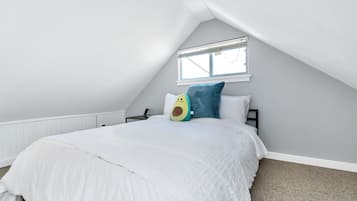 1 habitación, tabla de planchar con plancha y cuna de viaje