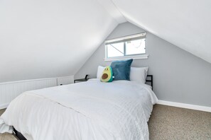 1 quarto, ferros/tábuas de passar roupa, berço de viagem