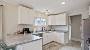 Een koelkast, een magnetron, een oven, een kookplaat