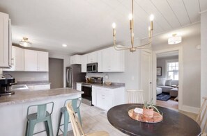 冰箱、微波炉、烤箱、炉灶