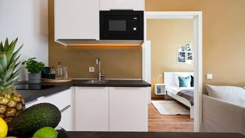 Fridge, stovetop, coffee/tea maker, high chair