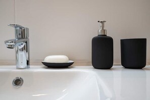 Bruser, hårtørrer, håndklæder, Sæbe