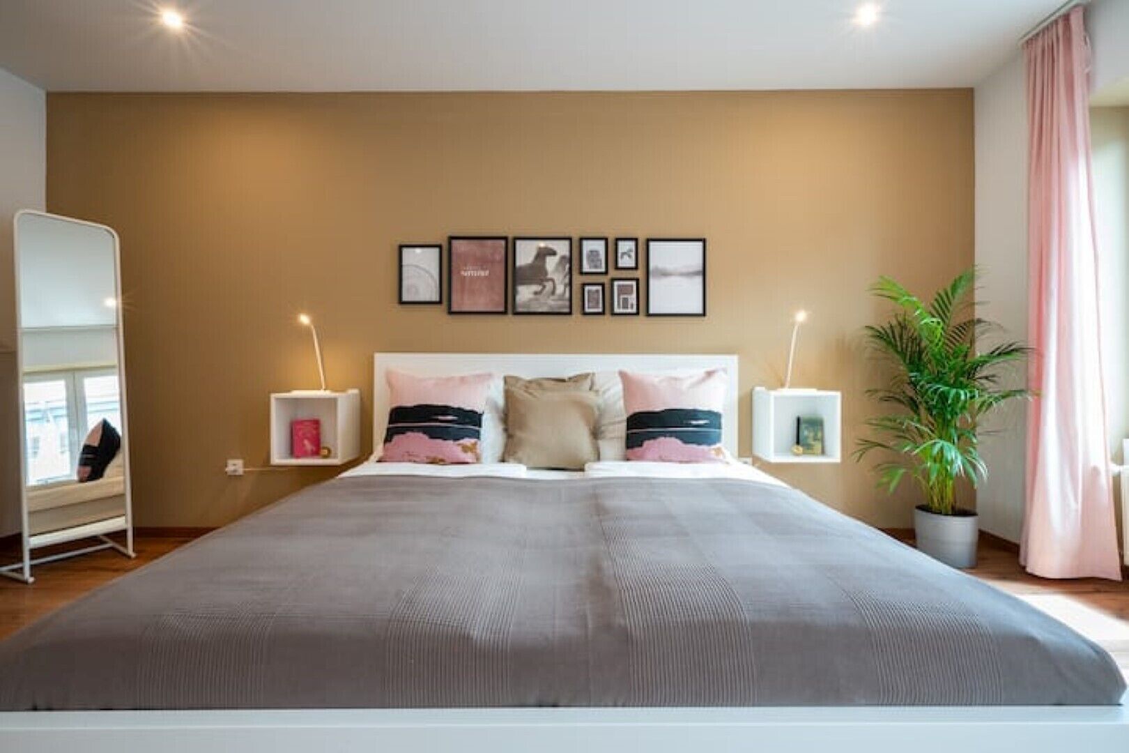 1 Schlafzimmer, Schreibtisch, Bügeleisen/Bügelbrett, Reisekinderbett