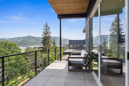 Magnificent brand new Townhome overlooking dt Hood River, garage