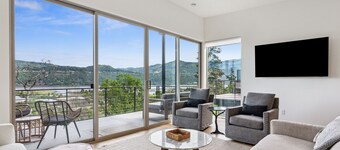 Lovely 4 story TH in downtown HR, Views of the Columbia