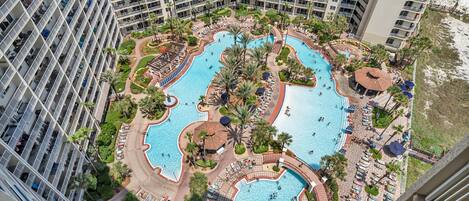 Een binnenzwembad en een verwarmd zwembad